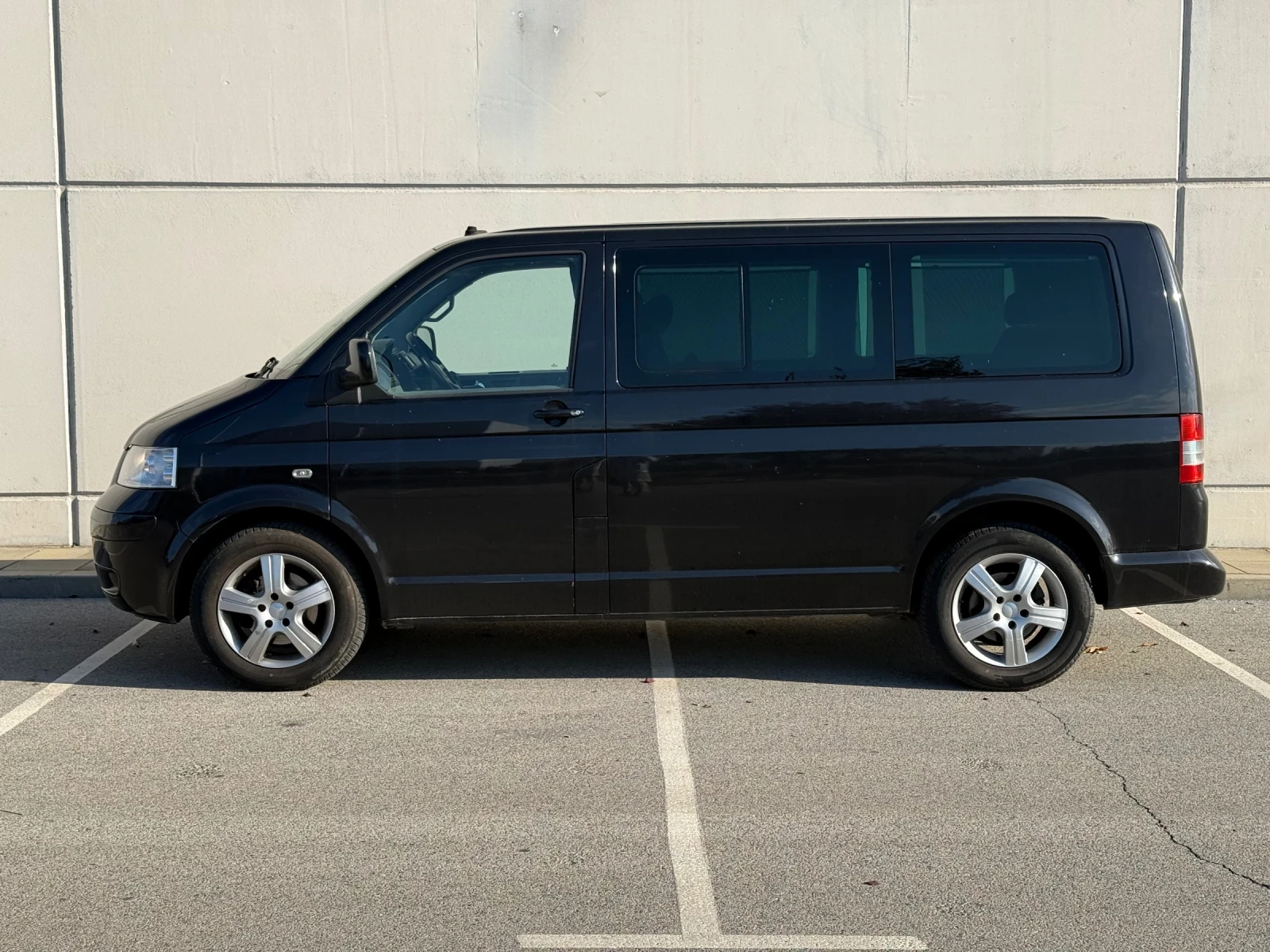 VW Multivan 4Motion+ 2, 5TDI+ Подгрев+ 7места+ Теглич, снимка 2 - Бусове и автобуси - 56255628