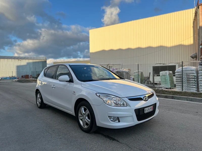 Hyundai I30 1.6i Перфектна, снимка 2 - Автомобили и джипове - 48549362