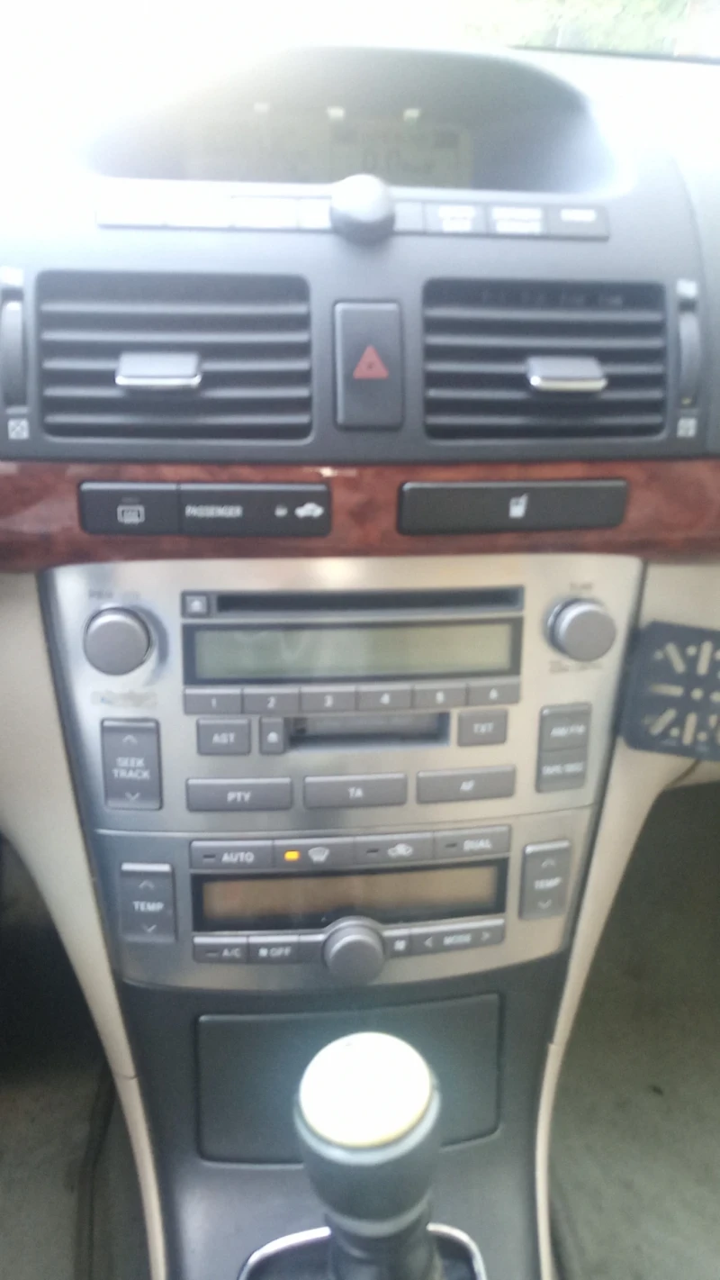 Toyota Avensis 2.2 D-4D D - CAT, снимка 9 - Автомобили и джипове - 52551495