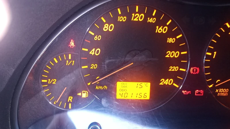 Toyota Avensis 2.2 D-4D D - CAT, снимка 8 - Автомобили и джипове - 52551495