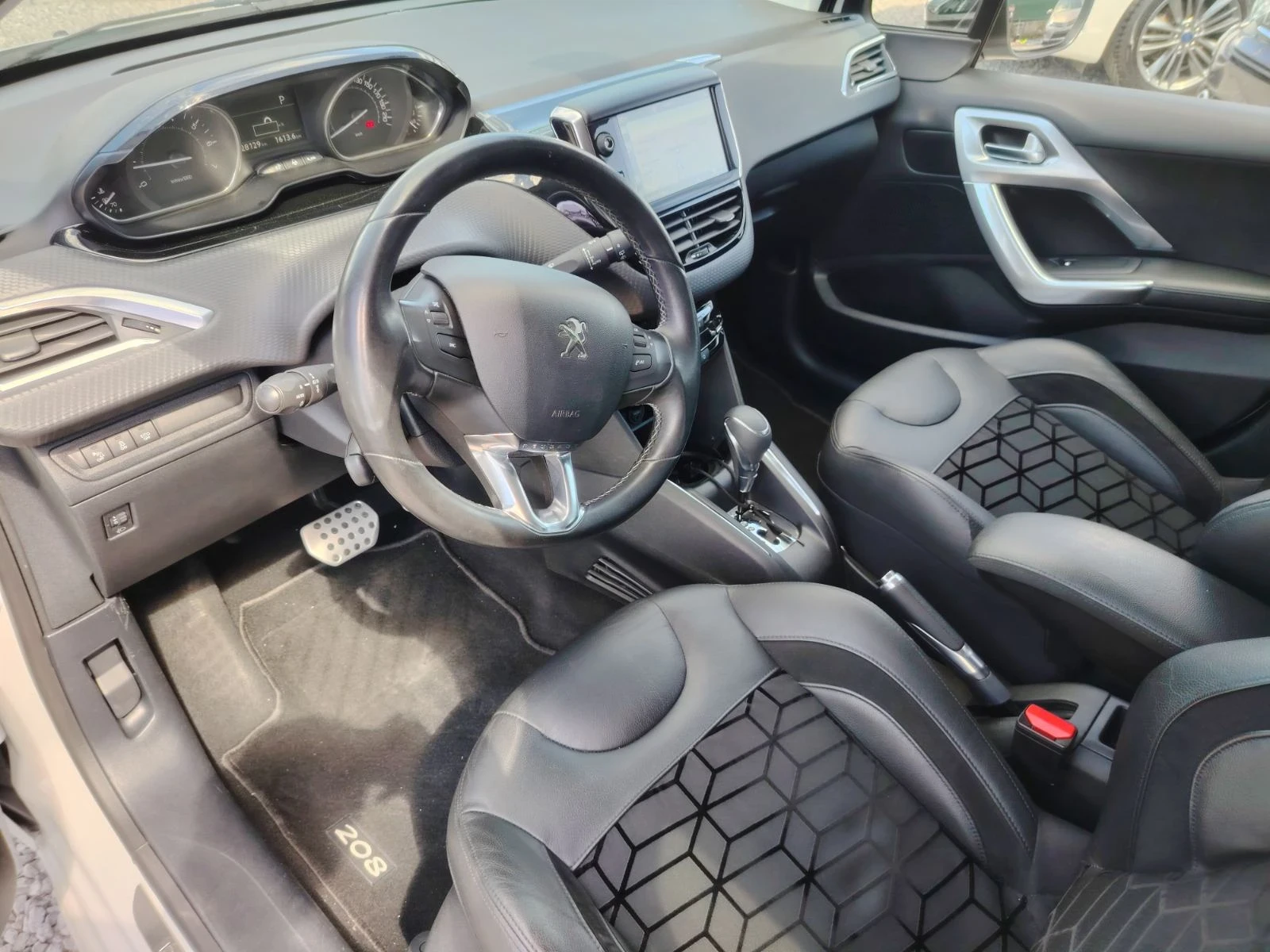 Peugeot 208 1.2 Turbo Feline Avtomat, снимка 10 - Автомобили и джипове - 54715000