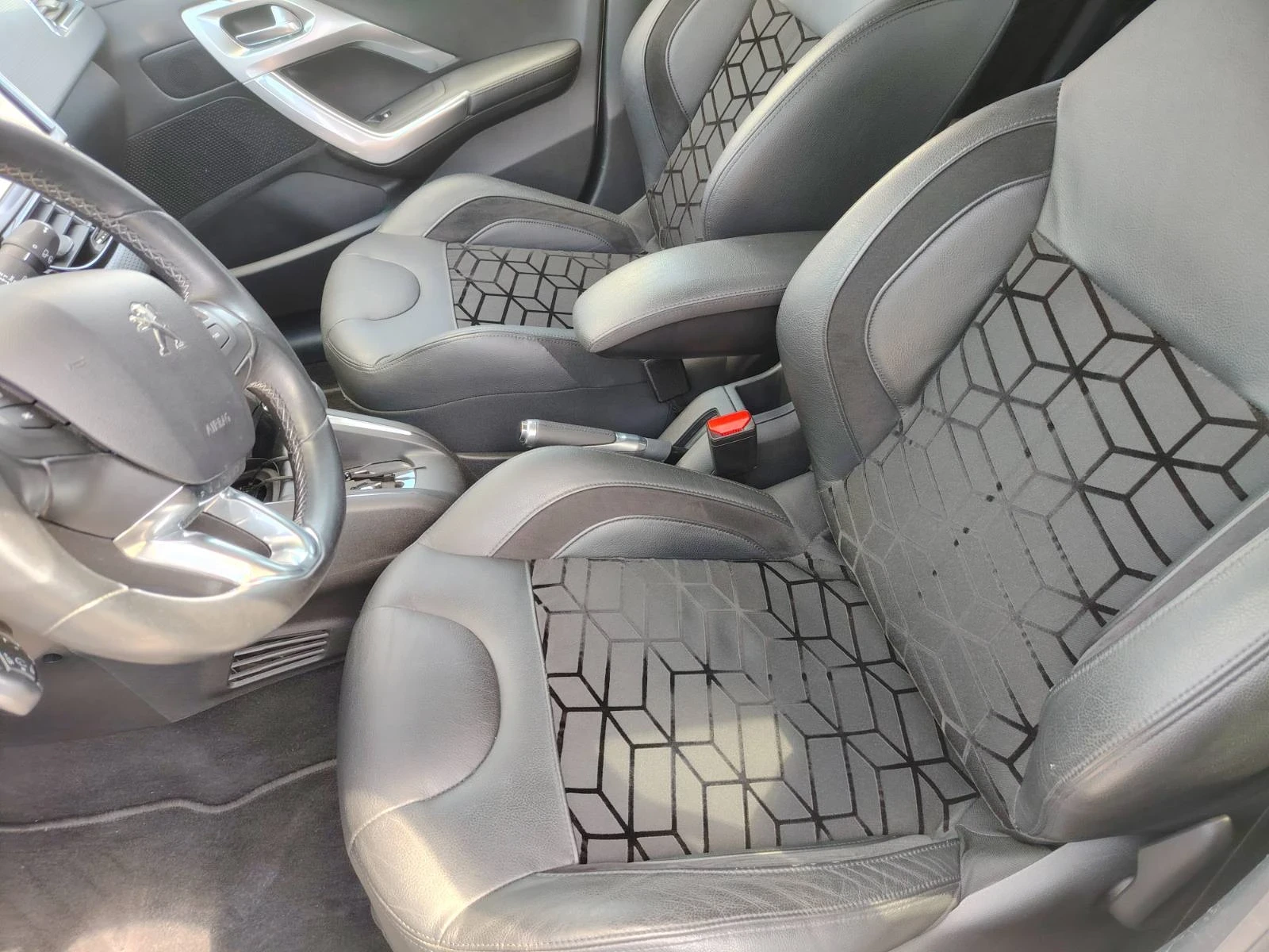 Peugeot 208 1.2 Turbo Feline Avtomat, снимка 8 - Автомобили и джипове - 54715000