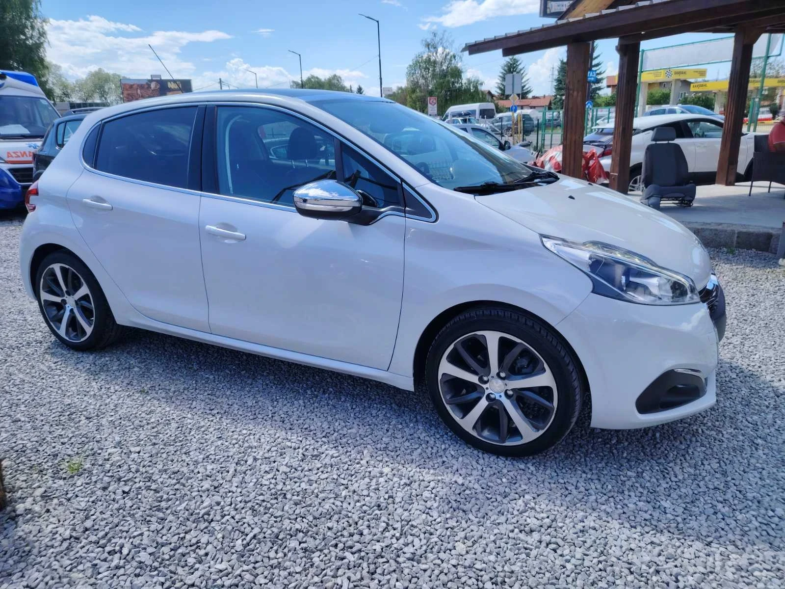 Peugeot 208 1.2 Turbo Feline Avtomat, снимка 4 - Автомобили и джипове - 54715000