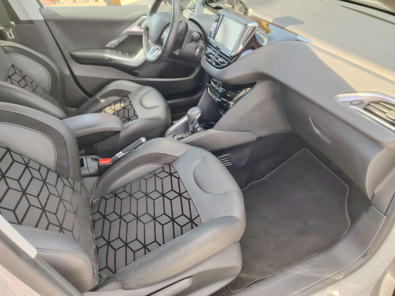Peugeot 208 1.2 Turbo Feline Avtomat, снимка 12 - Автомобили и джипове - 54715000