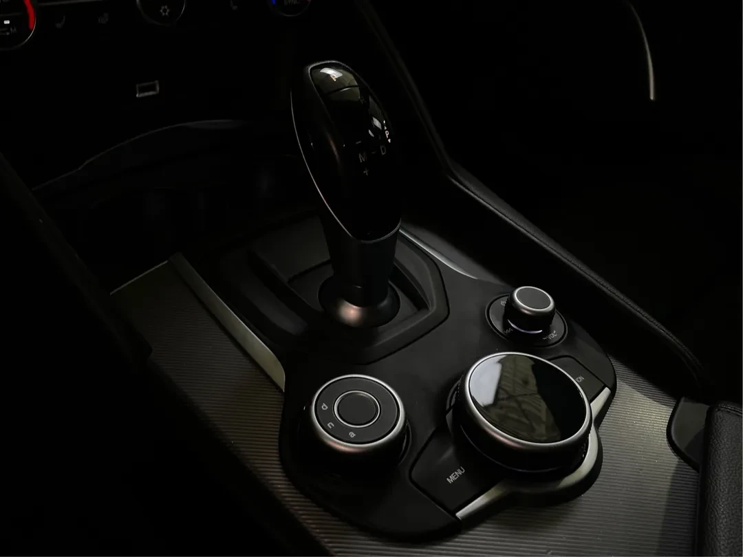 Alfa Romeo Giulia 2.0T TI AWD / PANO / BLACK / HARMAN-KARDON | Mobile.bg � ����������� 14