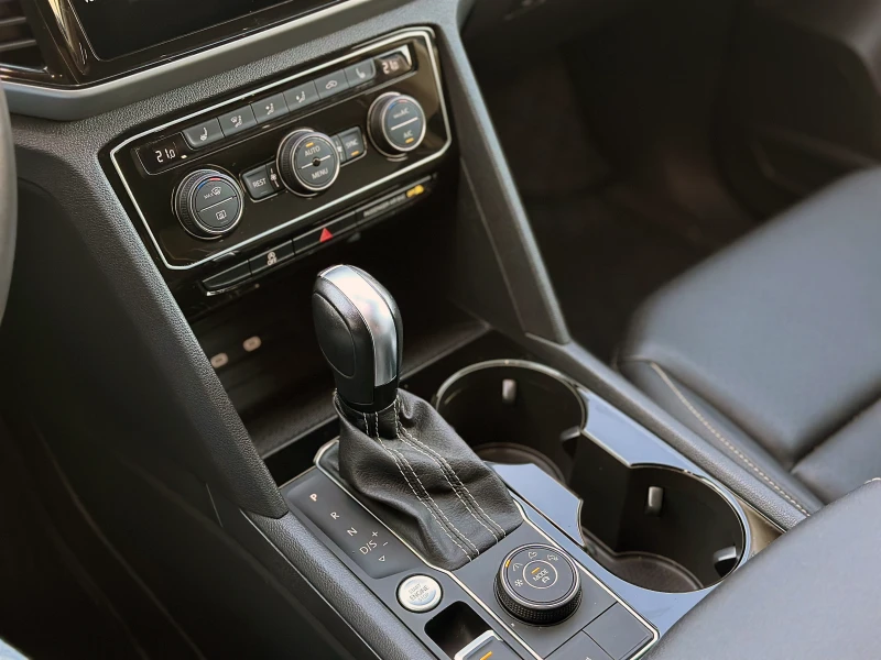 VW Atlas 2.0L 4Motion, R-Line, снимка 8 - Автомобили и джипове - 53156345