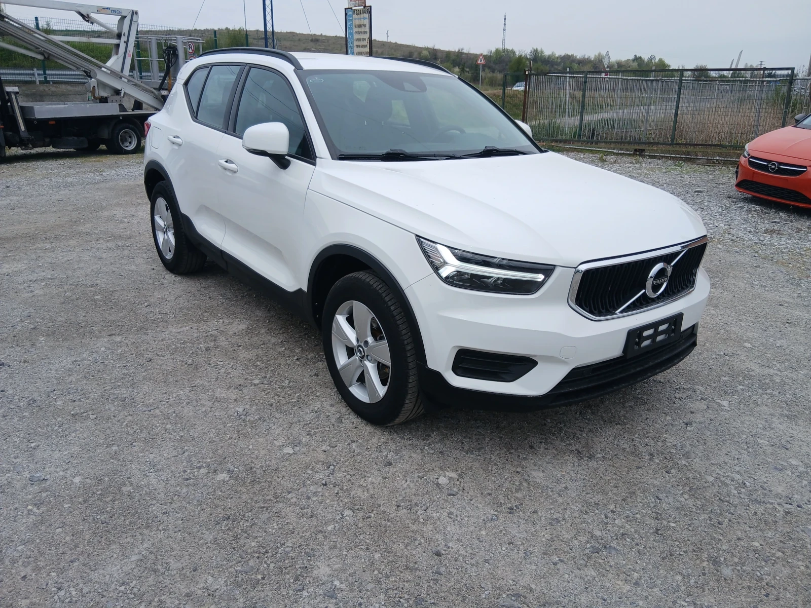 Volvo XC40 D3, снимка 2 - Автомобили и джипове - 54251346