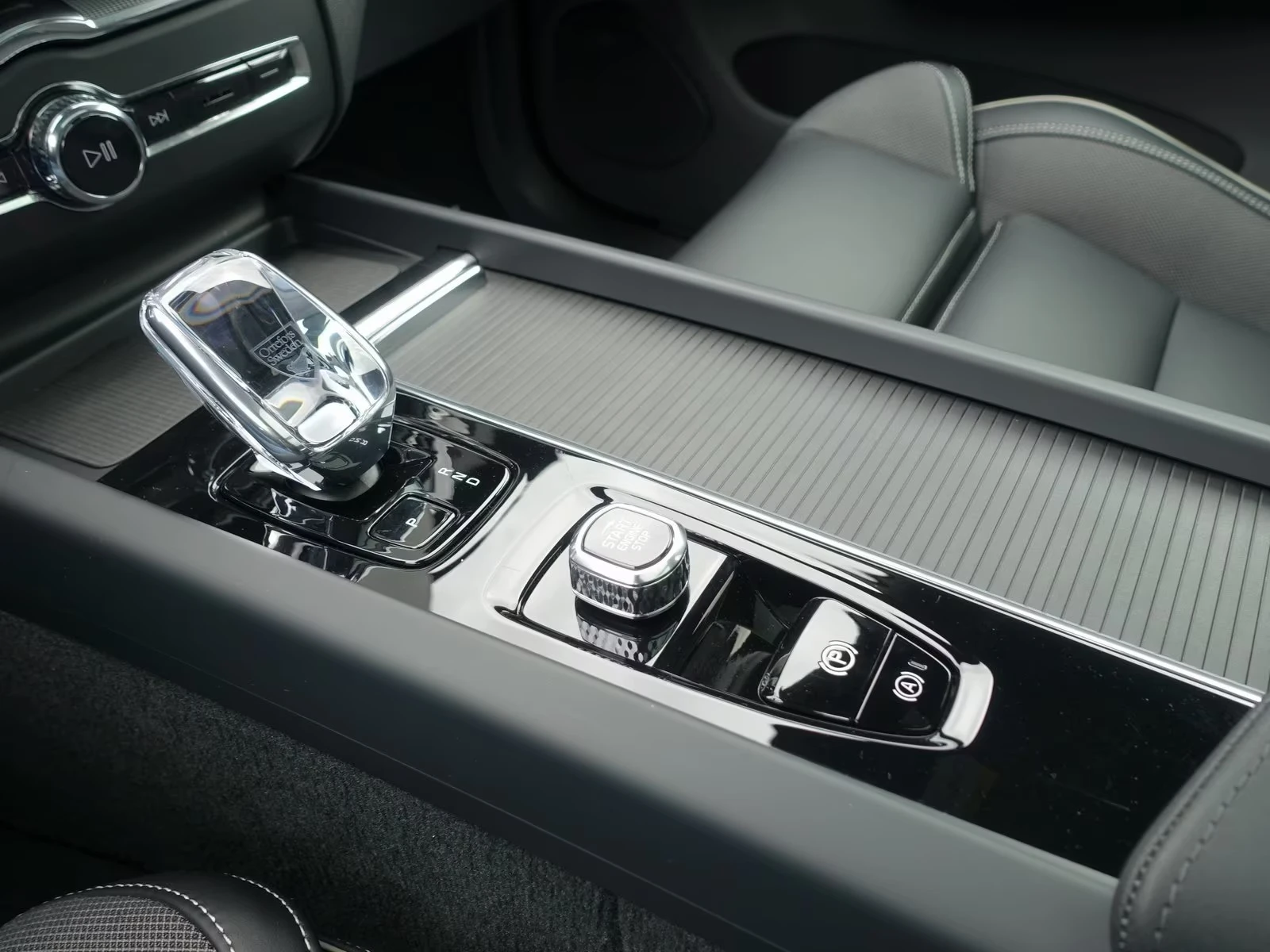 Volvo XC60 NEW 2026 T8 AWD Black Edition Plus, снимка 13 - Автомобили и джипове - 54596853