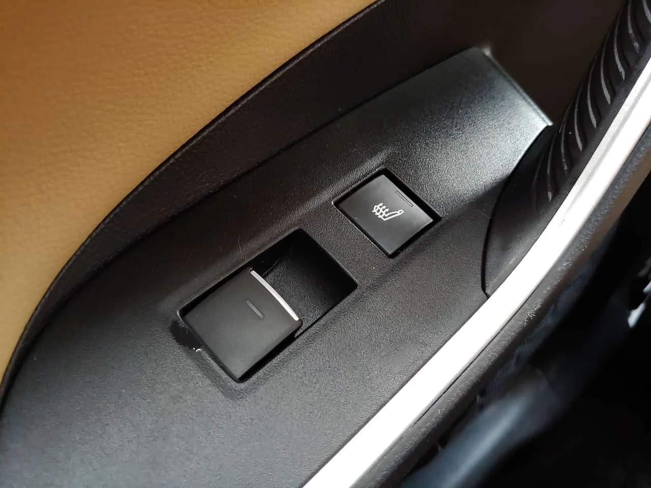 Toyota Rav4 Hybrid Limited 2.5L AWD | SUNROOF | NAV | 81K KM  , снимка 12 - Автомобили и джипове - 55086896