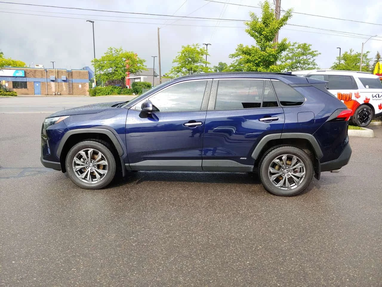 Toyota Rav4 Hybrid Limited 2.5L AWD | SUNROOF | NAV | 81K KM  , снимка 4 - Автомобили и джипове - 55086896