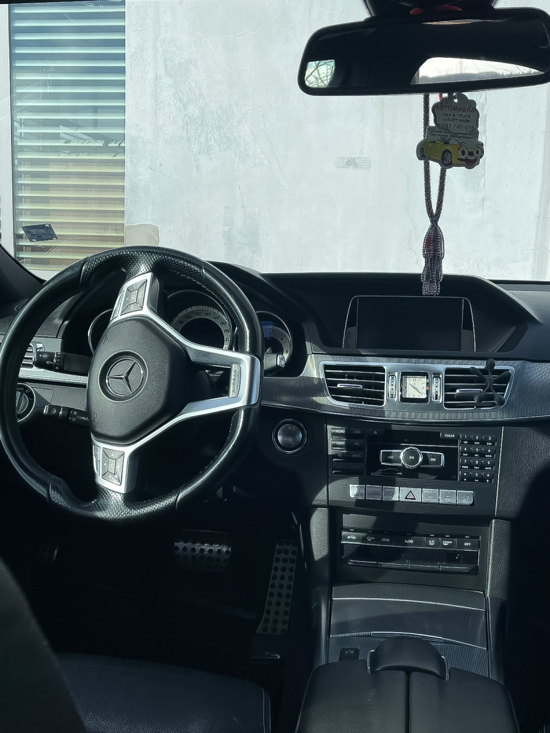 Mercedes-Benz E 250 AMG- 4 matik, снимка 4 - Автомобили и джипове - 44148853