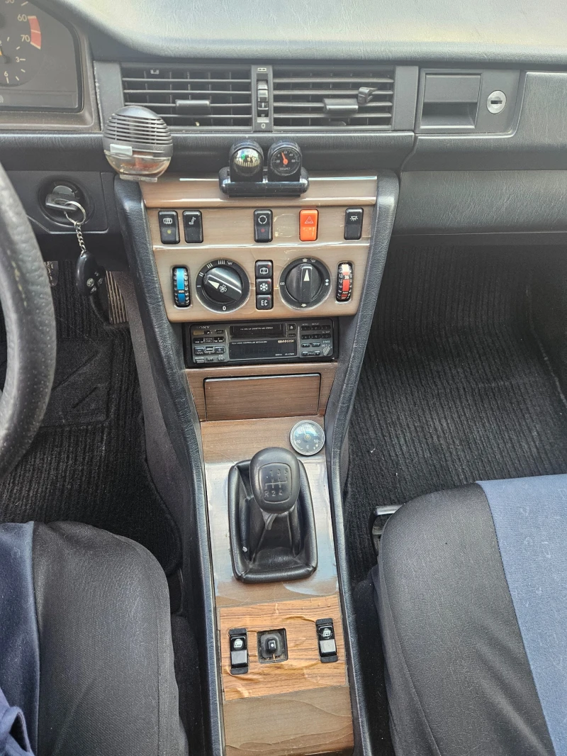 Mercedes-Benz E 200, снимка 11 - Автомобили и джипове - 47614169