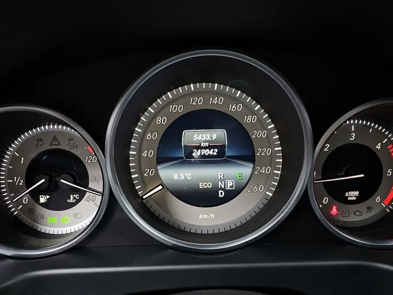 Mercedes-Benz E 200 Bluetech Avantgarde Sport - изображение 8