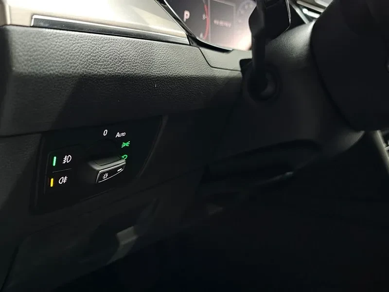 VW Passat 2.0 TDI PREMIUM, снимка 13 - Автомобили и джипове - 55264555
