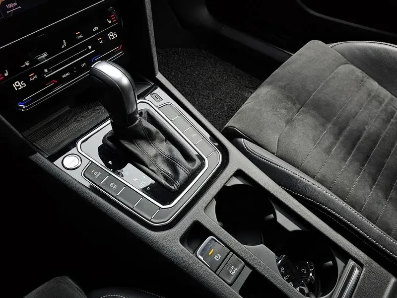 VW Passat 2.0 TDI PREMIUM, снимка 9 - Автомобили и джипове - 55264555