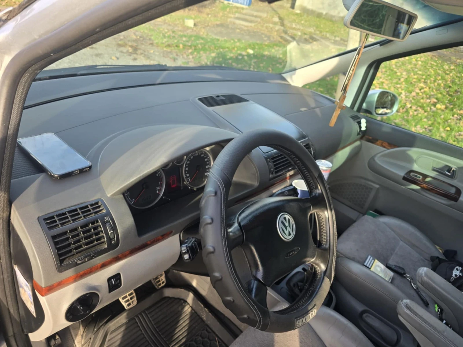 VW Sharan 28 - изображение 9