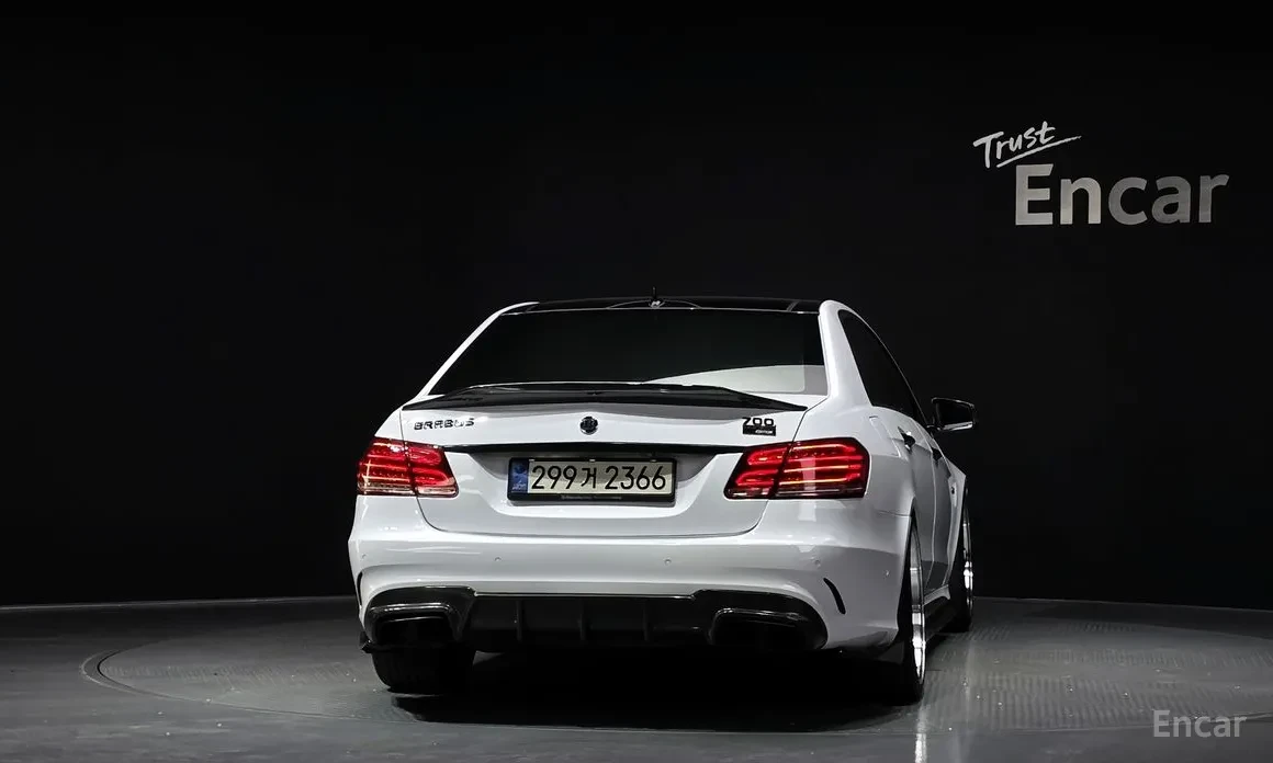 Mercedes-Benz E 63 AMG BRABUS 700* CARBON* PANO* ОБДУХ* КРАЙНА ЦЕНА, снимка 4 - Автомобили и джипове - 54243617