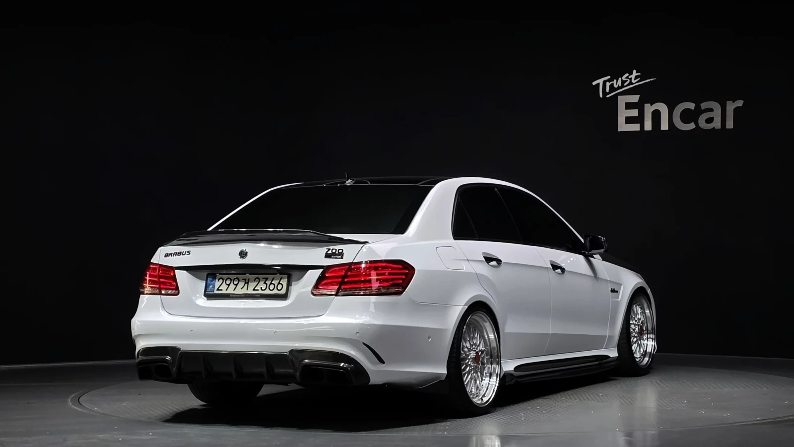 Mercedes-Benz E 63 AMG BRABUS 700* CARBON* PANO* ОБДУХ* КРАЙНА ЦЕНА, снимка 3 - Автомобили и джипове - 54243617