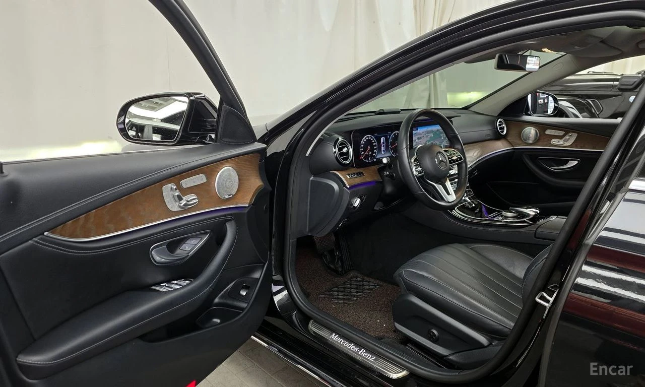 Mercedes-Benz E 300 4MATIC* EXCLUSIVE* ПОДГРЕВ* ОБДУХВАНЕ* НАВИГАЦИЯ* , снимка 10 - Автомобили и джипове - 54759906