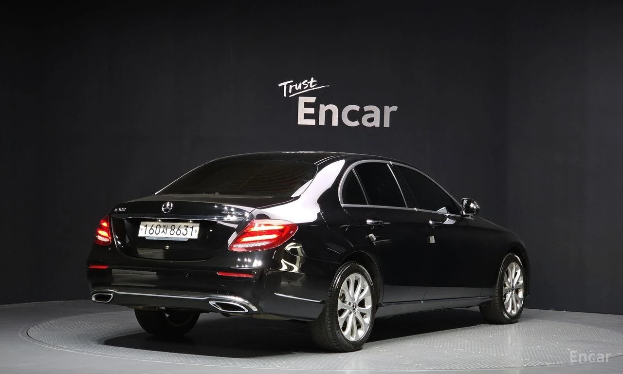 Mercedes-Benz E 300 4MATIC* EXCLUSIVE* ПОДГРЕВ* ОБДУХВАНЕ* НАВИГАЦИЯ* , снимка 2 - Автомобили и джипове - 54759906