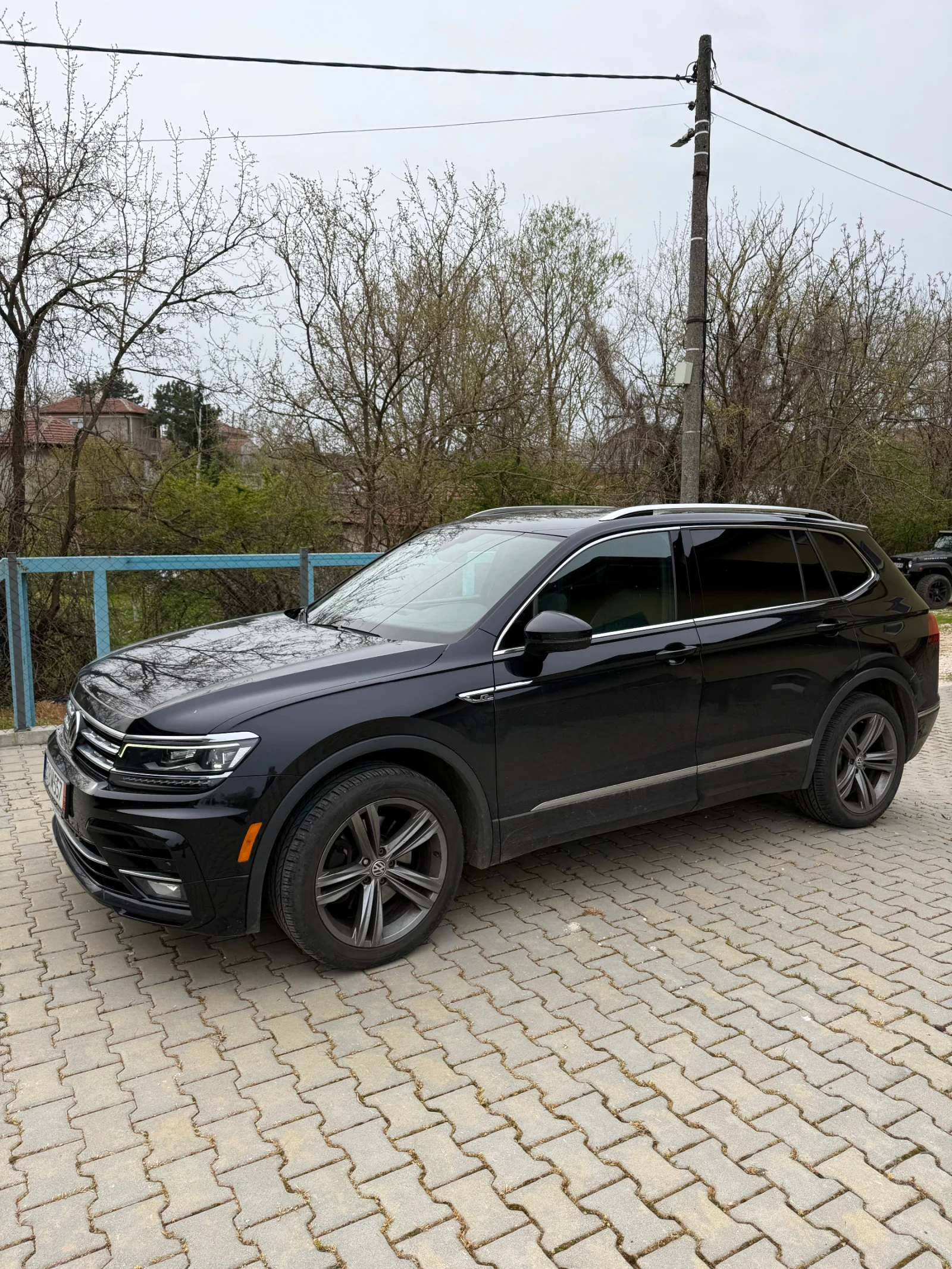VW Tiguan 2.0 TFSI R-Line, снимка 3 - Автомобили и джипове - 54370469