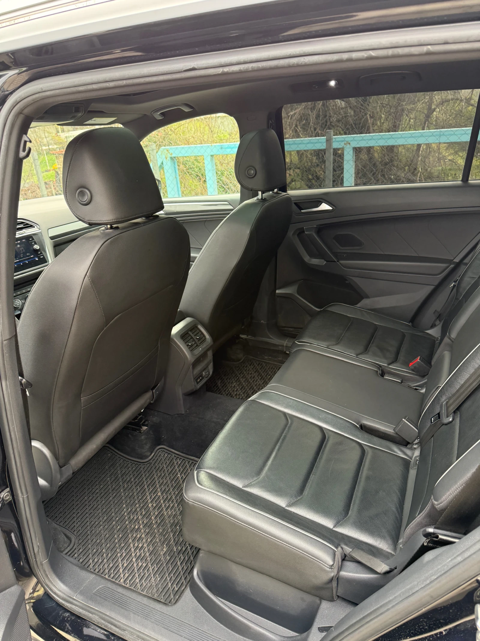 VW Tiguan 2.0 TFSI R-Line, снимка 7 - Автомобили и джипове - 54370469