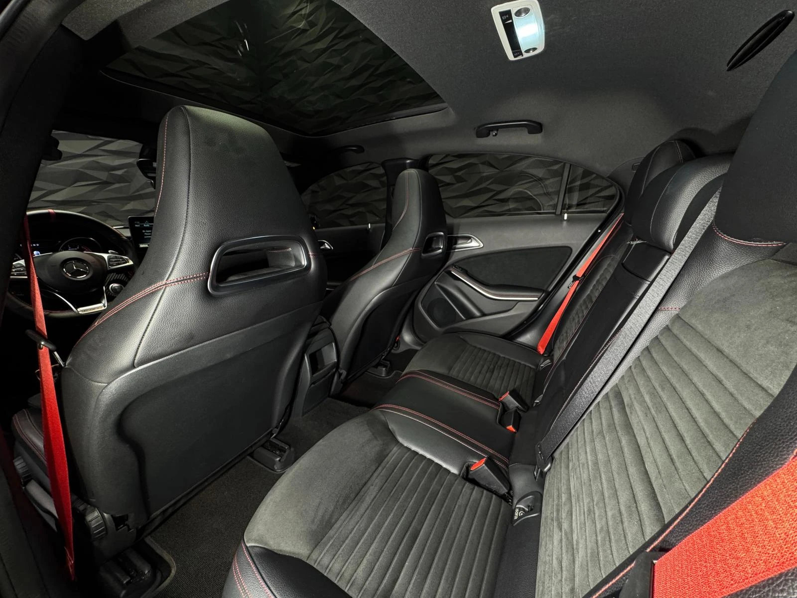 Mercedes-Benz A45 AMG Carbon* Camera* Pano* Navi - изображение 8