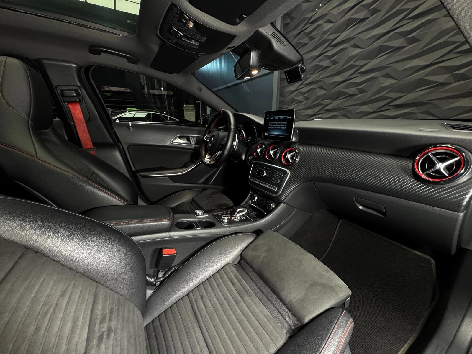 Mercedes-Benz A45 AMG Carbon* Camera* Pano* Navi - изображение 10