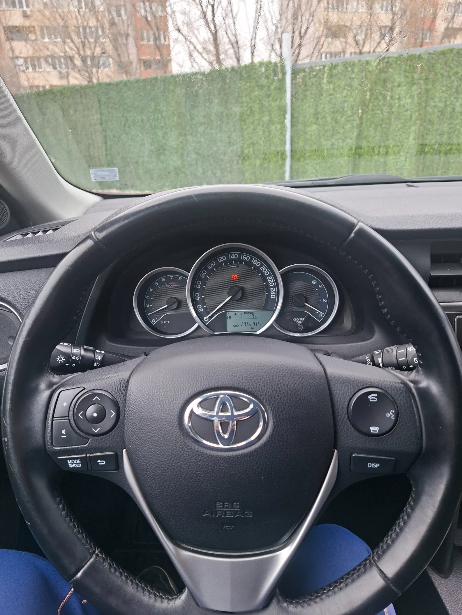 Toyota Auris 1.6 VVT-I 132кс 6 ск. нави камера топ състояние, снимка 13 - Автомобили и джипове - 54047306