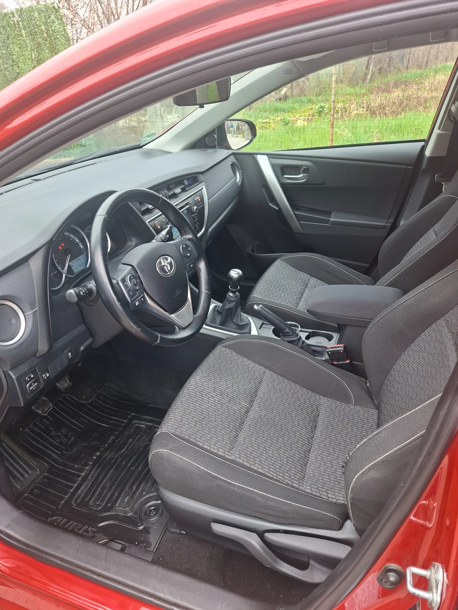 Toyota Auris 1.6 VVT-I 132кс 6 ск. нави камера топ състояние, снимка 14 - Автомобили и джипове - 54047306