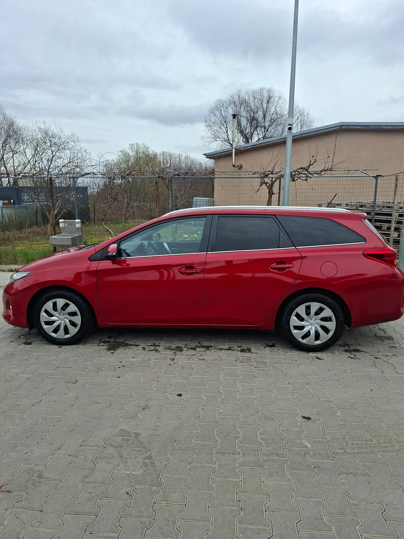 Toyota Auris 1.6 VVT-I 132кс 6 ск. нави камера топ състояние, снимка 2 - Автомобили и джипове - 54047306