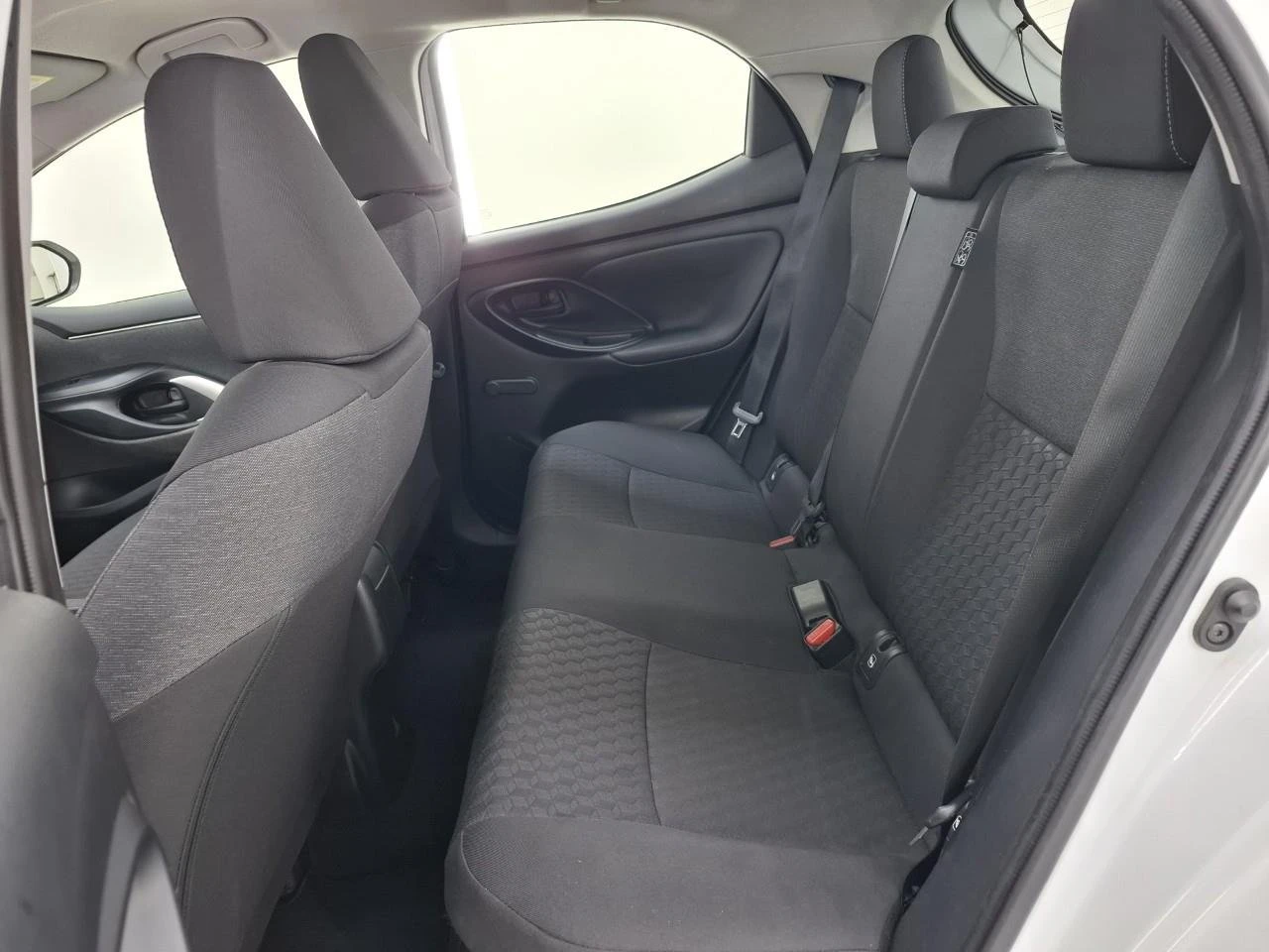 Toyota Yaris 1.5 Active - Hybrid, снимка 7 - Автомобили и джипове - 55491463