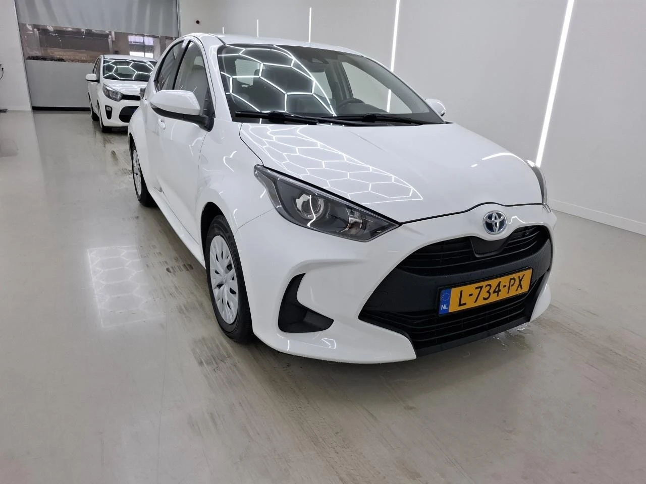 Toyota Yaris 1.5 Active - Hybrid, снимка 2 - Автомобили и джипове - 55491463