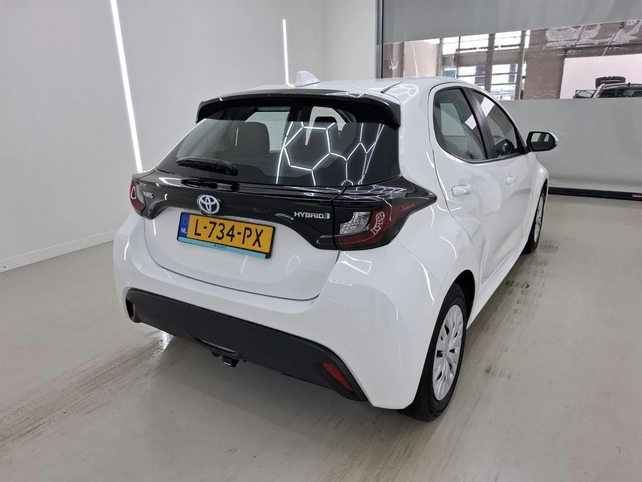 Toyota Yaris 1.5 Active - Hybrid, снимка 3 - Автомобили и джипове - 55491463