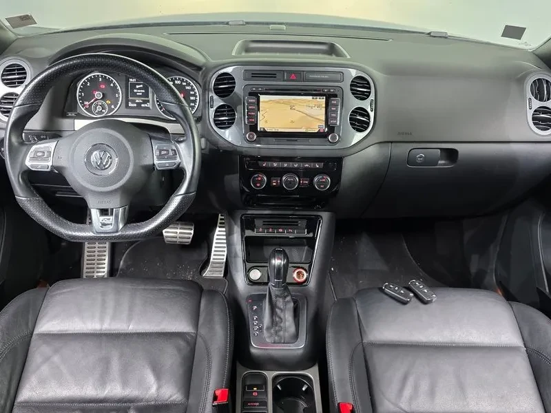 VW Tiguan 2.0 TDI R-LINE 5N, снимка 7 - Автомобили и джипове - 55295697