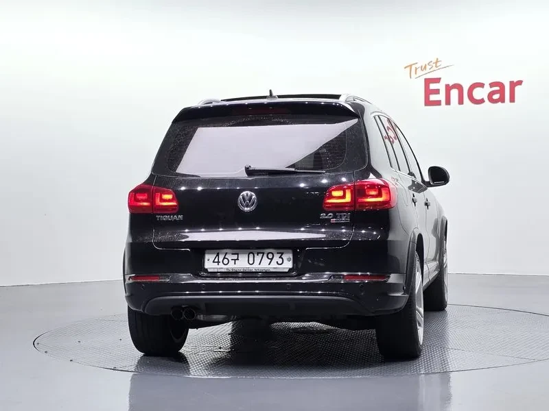VW Tiguan 2.0 TDI R-LINE 5N, снимка 4 - Автомобили и джипове - 55295697