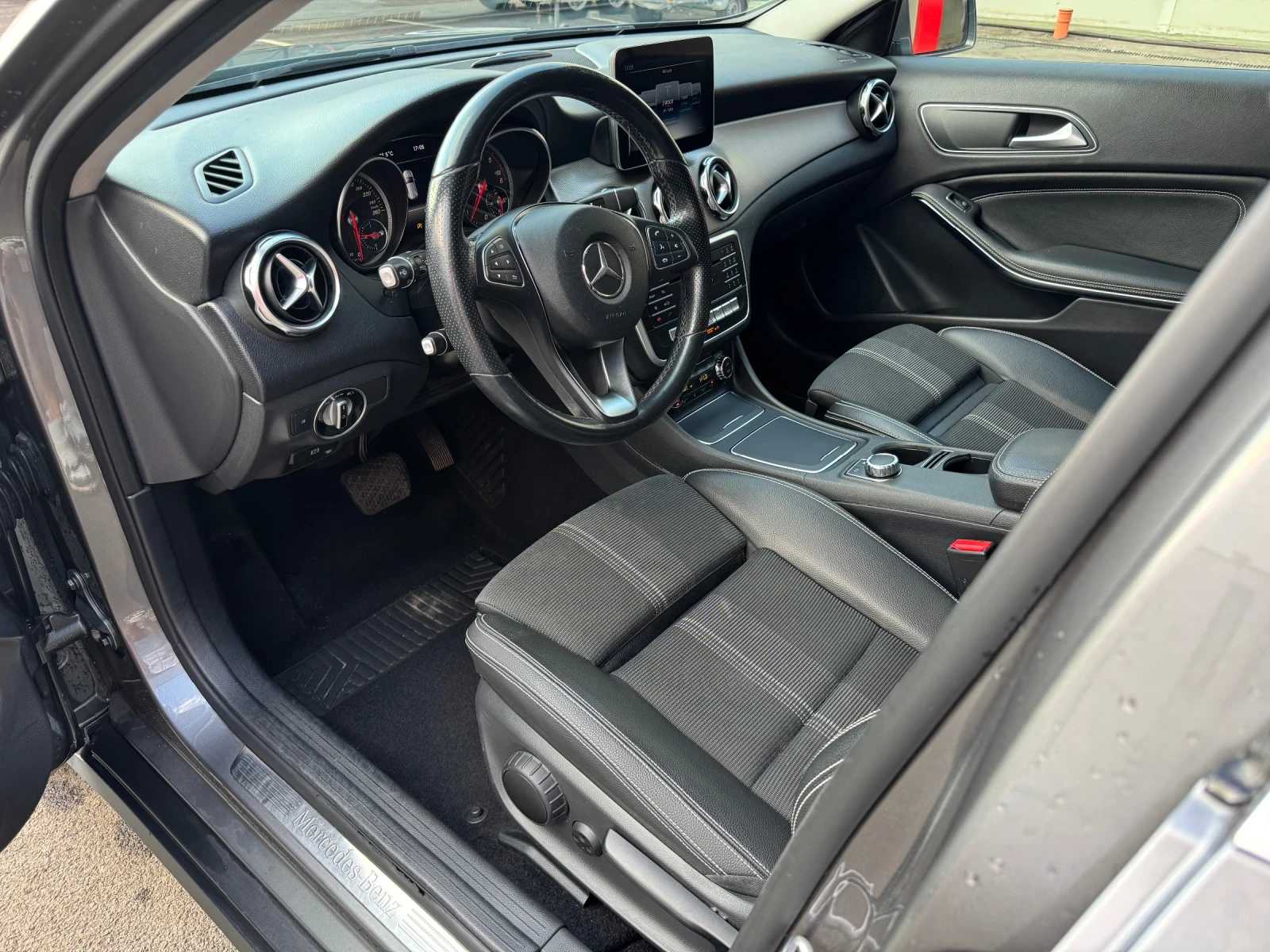 Mercedes-Benz GLA 200, снимка 8 - Автомобили и джипове - 56041439