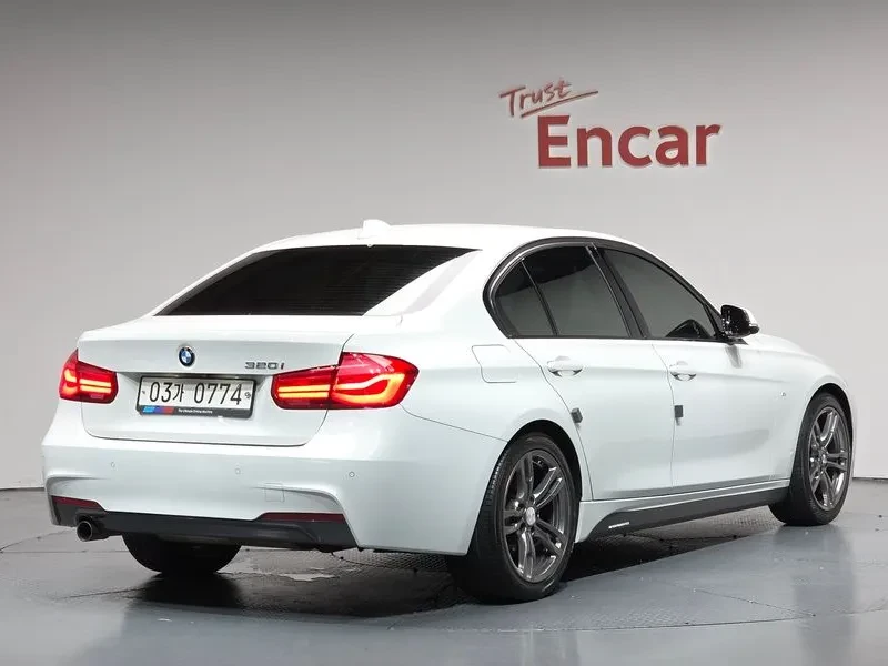 BMW 320 i - САМО 30% АВАНС, снимка 2 - Автомобили и джипове - 56304552