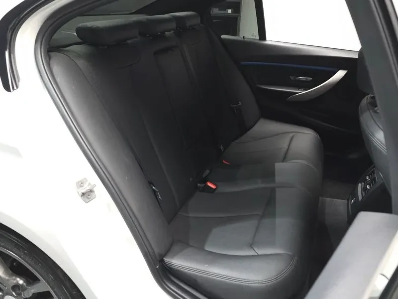 BMW 320 i - САМО 30% АВАНС, снимка 12 - Автомобили и джипове - 56304552