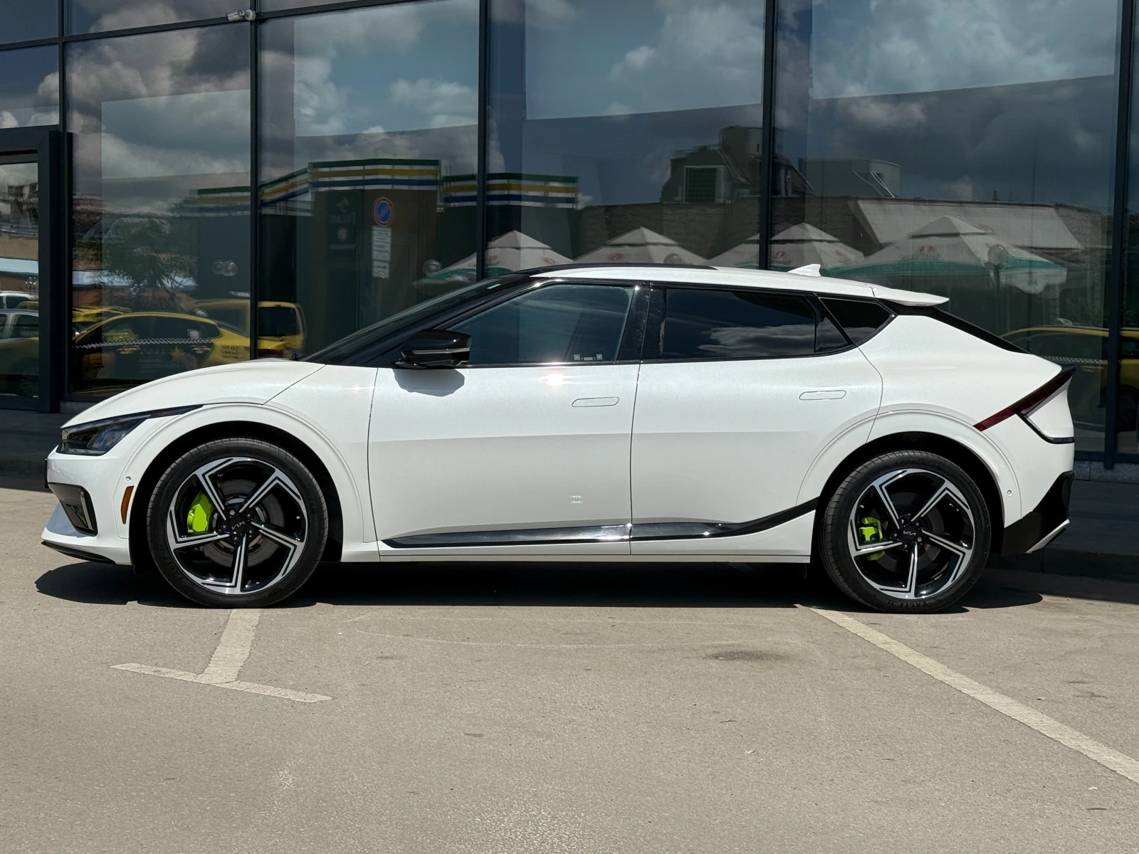 Kia EV6 GT 585к.с. 77.4kWh 11200км!!!! 4х4, снимка 2 - Автомобили и джипове - 55229295
