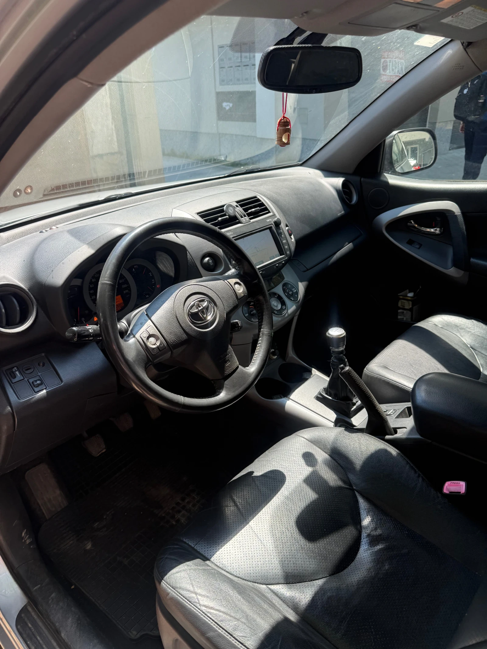 Toyota Rav4 Нави, кожа, 6 скорости,  D-4D 136кс, снимка 10 - Автомобили и джипове - 54991645