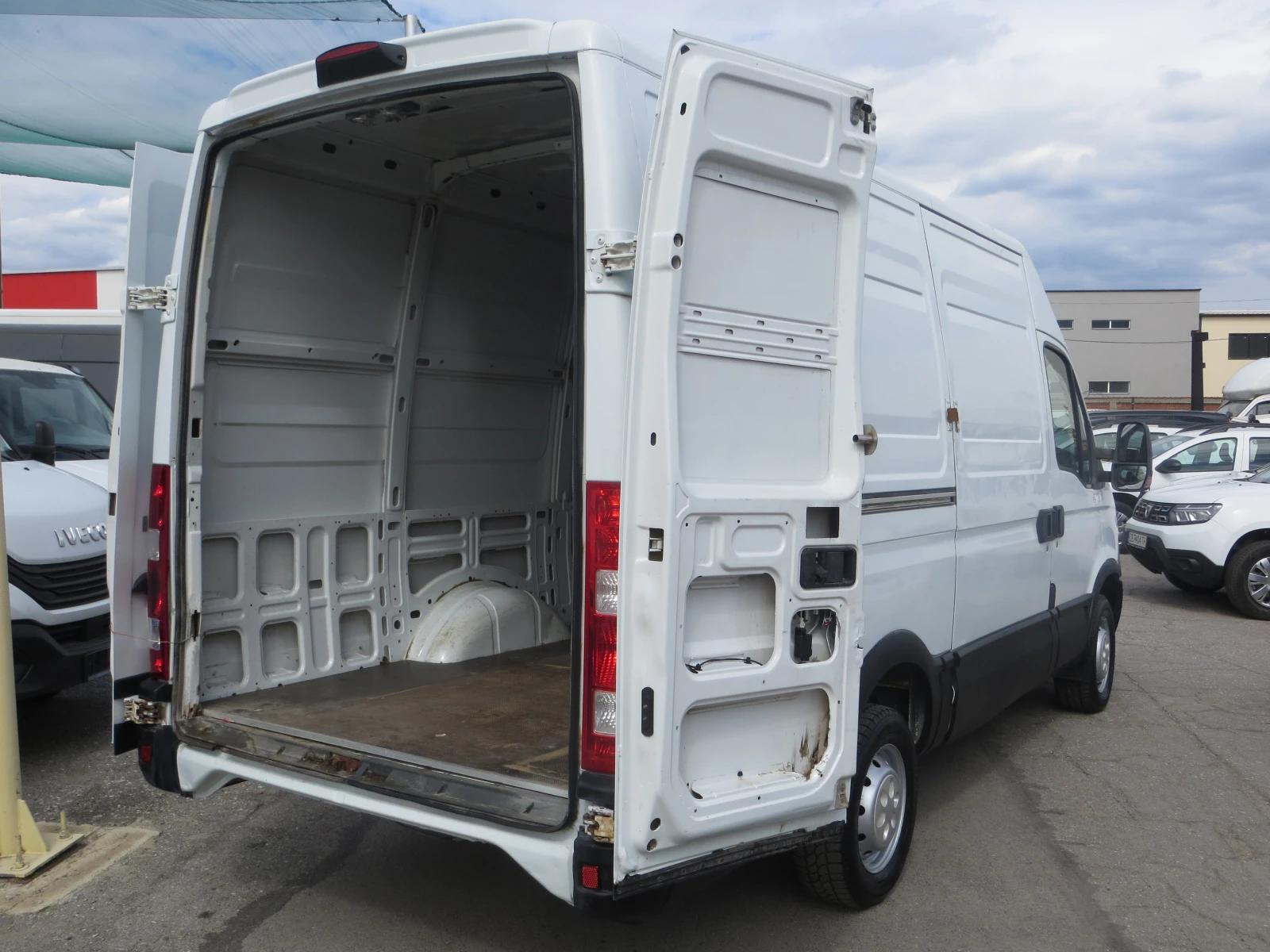 Iveco Daily 35S13-12 КУБ. М. ОБЕМ НА ТОВАРНОТО ПОМЕЩЕНИЕ, снимка 17 - Бусове и автобуси - 56130015