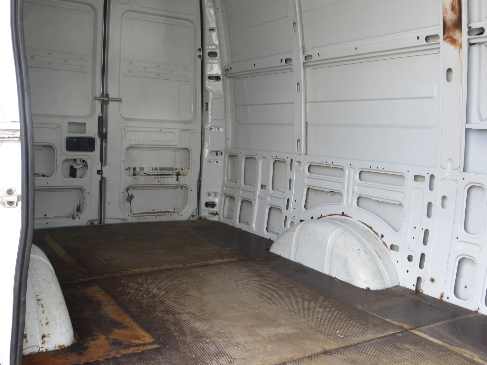 Iveco Daily 35S13-12 КУБ. М. ОБЕМ НА ТОВАРНОТО ПОМЕЩЕНИЕ, снимка 14 - Бусове и автобуси - 56130015