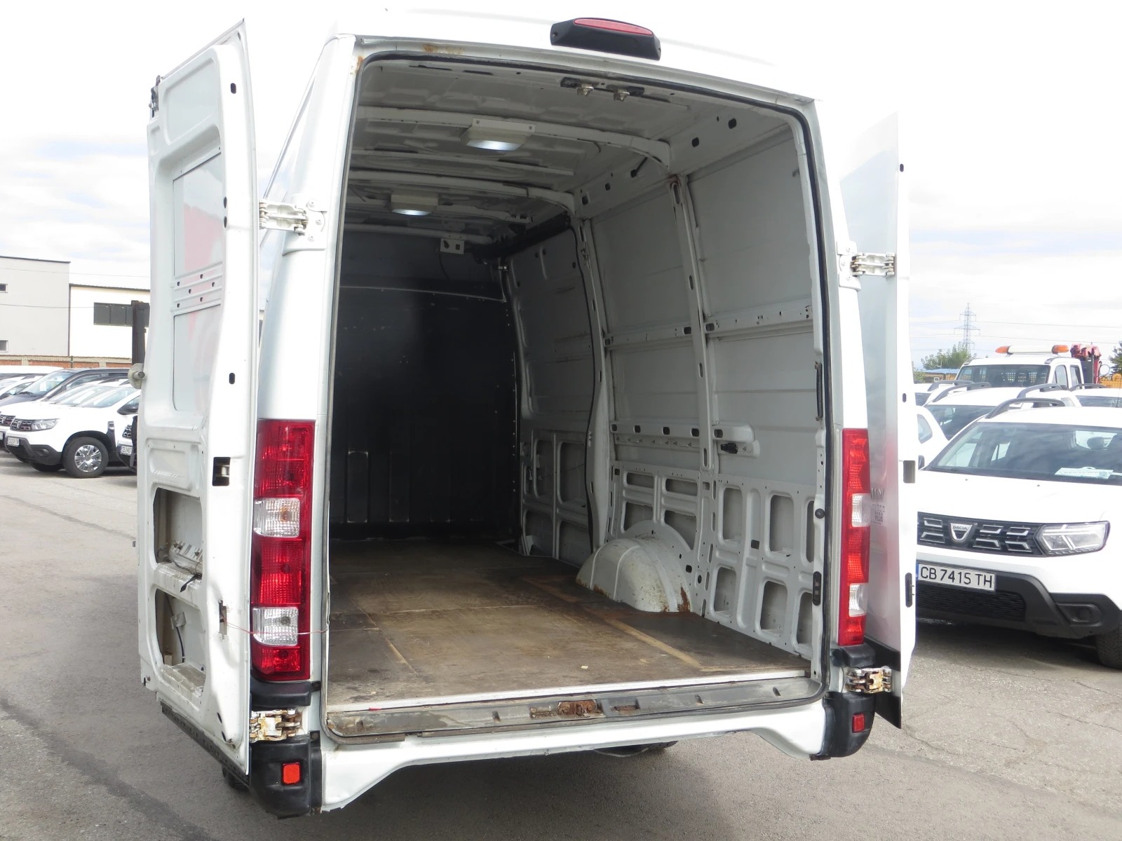 Iveco Daily 35S13-12 КУБ. М. ОБЕМ НА ТОВАРНОТО ПОМЕЩЕНИЕ, снимка 15 - Бусове и автобуси - 56130015