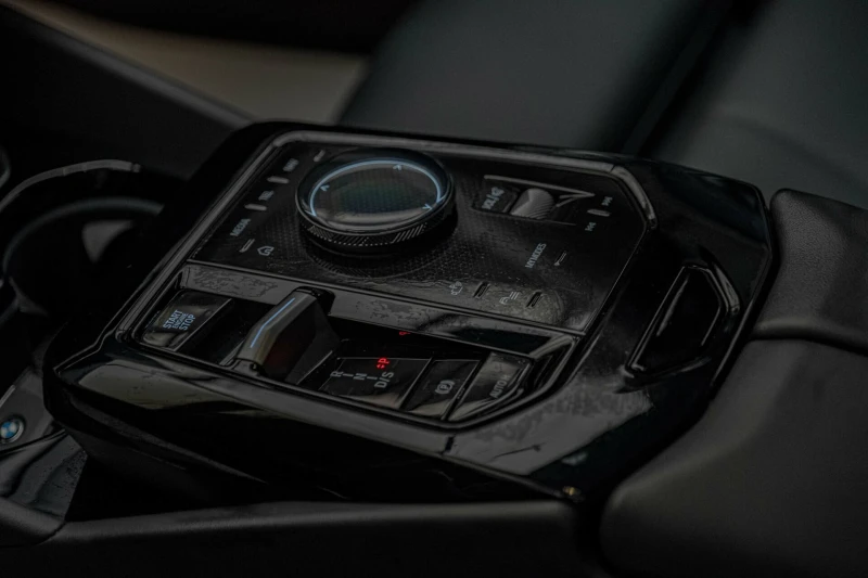 BMW 520  i/Harman Kardon/HuD/360Камера/3D View/Обдухване, снимка 11 - Автомобили и джипове - 52312219