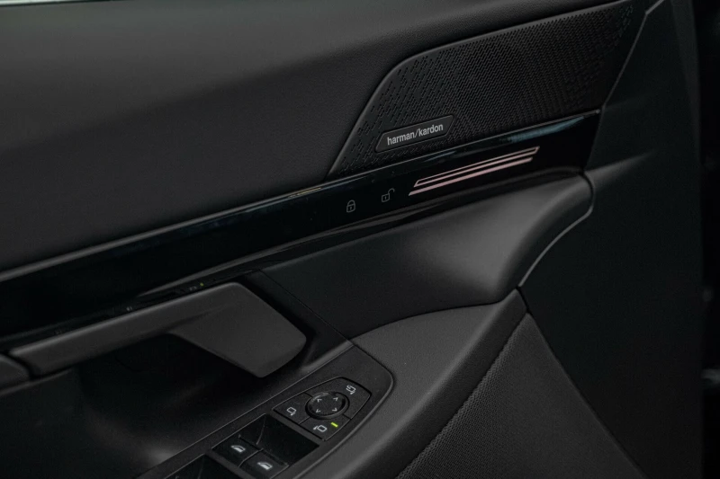 BMW 520  i/Harman Kardon/HuD/360Камера/3D View/Обдухване, снимка 10 - Автомобили и джипове - 52312219