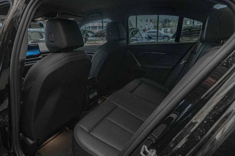 BMW 520  i/Harman Kardon/HuD/360Камера/3D View/Обдухване, снимка 8 - Автомобили и джипове - 52312219