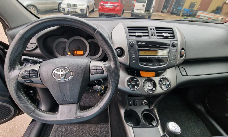 Toyota Rav4 2.2D4D* facelift* Кожа* Парктроник* Зимни гуми, снимка 7 - Автомобили и джипове - 47956773