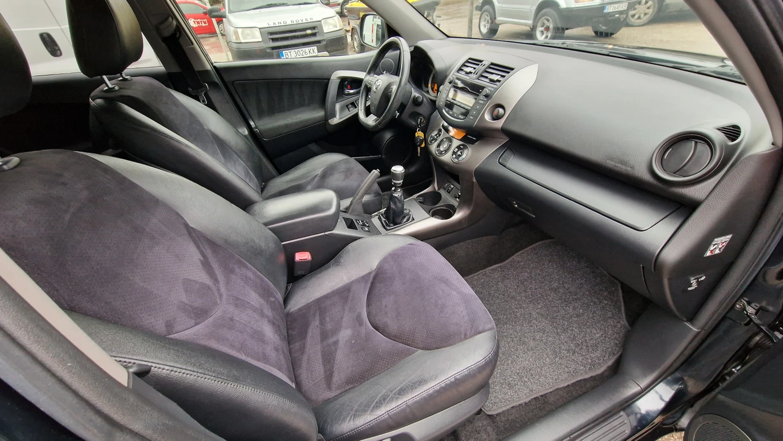 Toyota Rav4 2.2D4D* facelift* Кожа* Парктроник* Зимни гуми - изображение 9