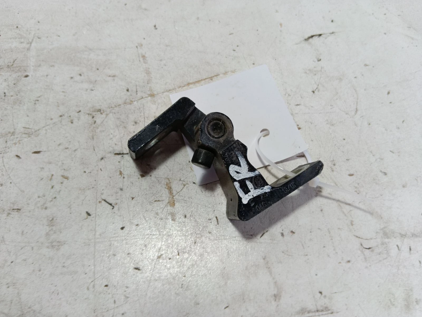 панта предна дясна врата 7N0831402 Skoda Octavia
